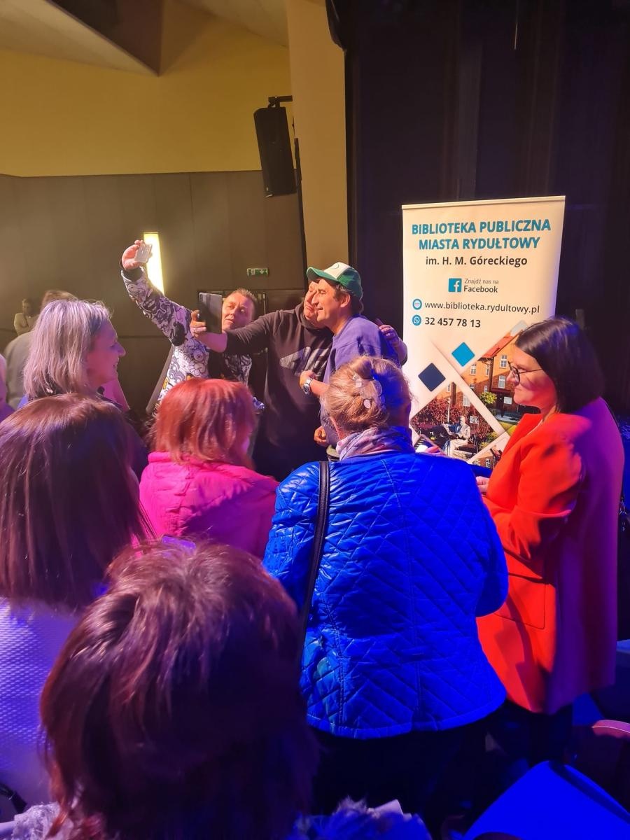Zdjęcie w galerii na portalu naszwodzislaw.com: Michał Koterski opowiedział w Rydułtowach o swej książce [FOTO] wiadomości z regionu
