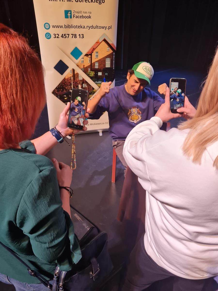 Zdjęcie w galerii na portalu naszwodzislaw.com: Michał Koterski opowiedział w Rydułtowach o swej książce [FOTO] wiadomości z regionu