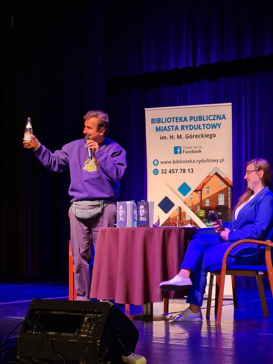 Zdjęcie w galerii na portalu naszwodzislaw.com: Michał Koterski opowiedział w Rydułtowach o swej książce [FOTO] wiadomości z regionu