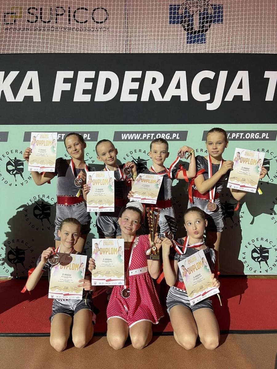 Zdjęcie w galerii na portalu naszwodzislaw.com: Zespół Miraż z WCK na podium Mistrzostw Polski IDO Show Dance w Łańcucie wiadomości z regionu