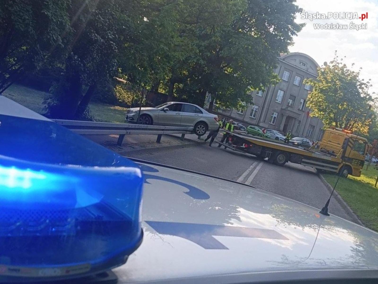 Zdjęcie w galerii na portalu naszwodzislaw.com: Mercedes zawisł na barierze w Rydułtowach. Kierujący kompletnie pijany! wiadomości z regionu