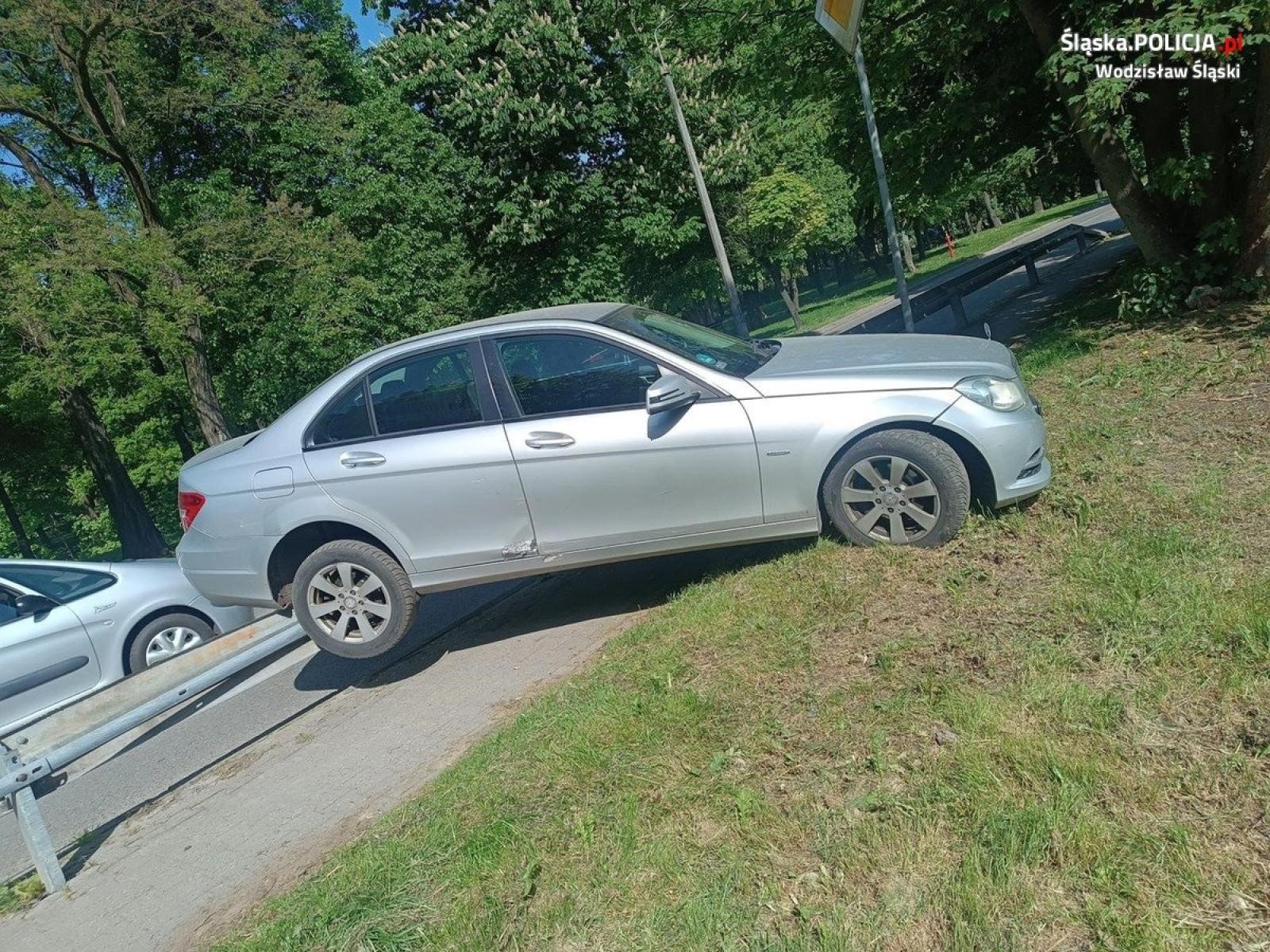Zdjęcie w galerii na portalu naszwodzislaw.com: Mercedes zawisł na barierze w Rydułtowach. Kierujący kompletnie pijany! wiadomości z regionu