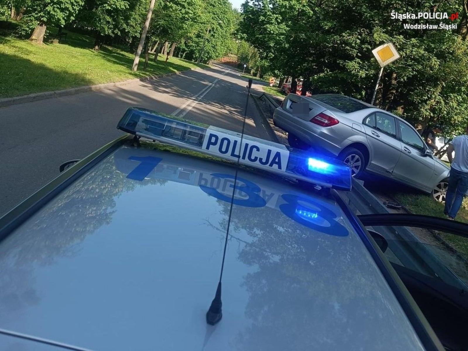 Zdjęcie w galerii na portalu naszwodzislaw.com: Mercedes zawisł na barierze w Rydułtowach. Kierujący kompletnie pijany! wiadomości z regionu