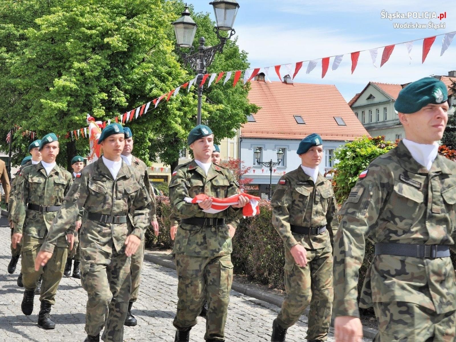 Zdjęcie w galerii na portalu naszwodzislaw.com: Wodzisławscy policjanci na uroczystościach 3 Maja wiadomości z regionu