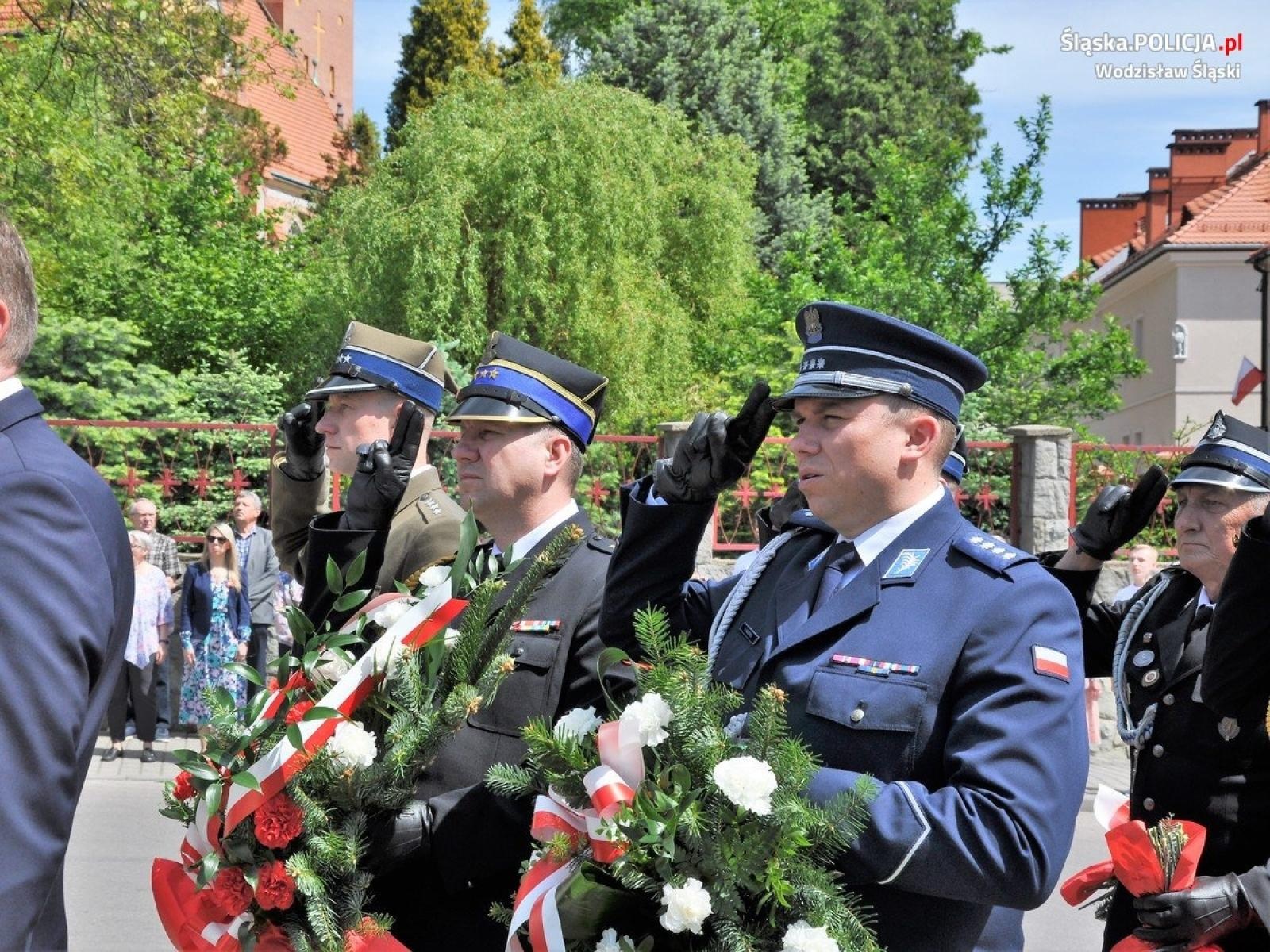 Zdjęcie w galerii na portalu naszwodzislaw.com: Wodzisławscy policjanci na uroczystościach 3 Maja wiadomości z regionu