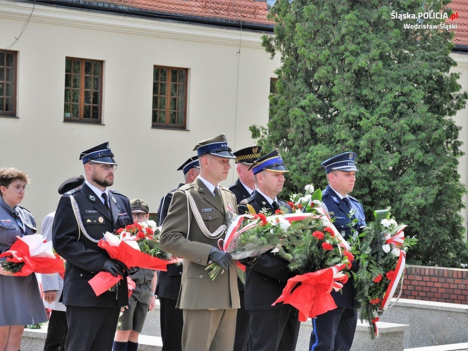 Zdjęcie w galerii na portalu naszwodzislaw.com: Wodzisławscy policjanci na uroczystościach 3 Maja wiadomości z regionu
