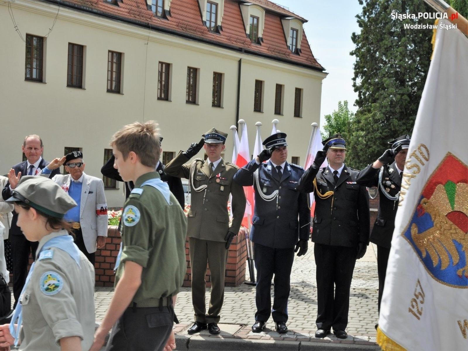 Zdjęcie w galerii na portalu naszwodzislaw.com: Wodzisławscy policjanci na uroczystościach 3 Maja wiadomości z regionu