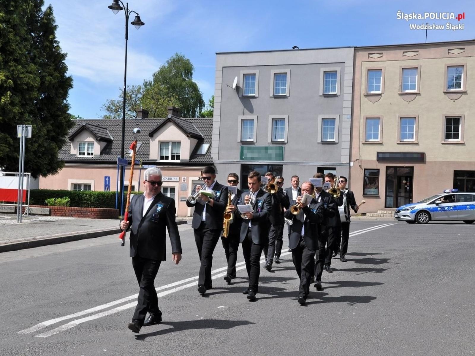 Zdjęcie w galerii na portalu naszwodzislaw.com: Wodzisławscy policjanci na uroczystościach 3 Maja wiadomości z regionu