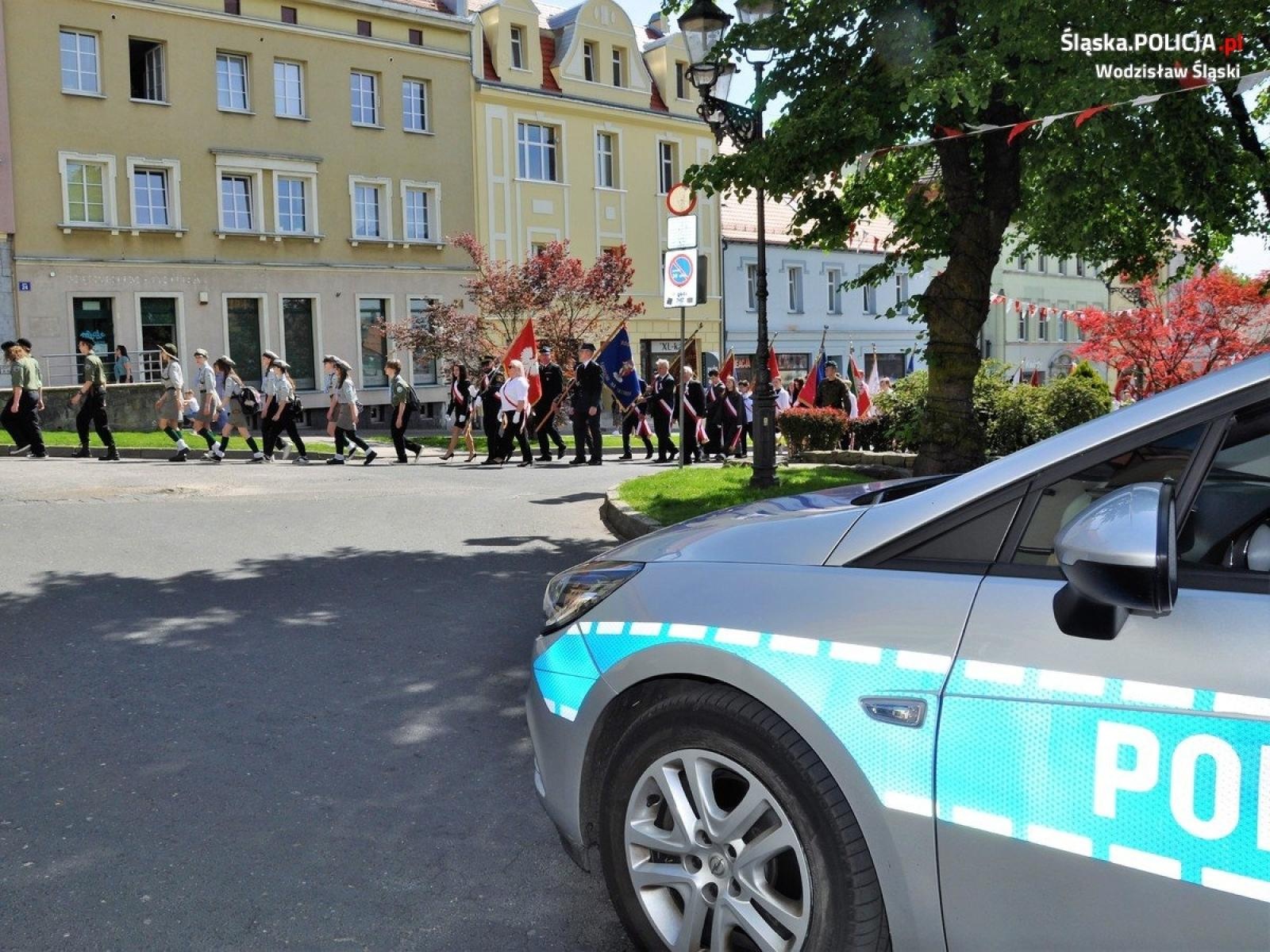 Zdjęcie w galerii na portalu naszwodzislaw.com: Wodzisławscy policjanci na uroczystościach 3 Maja wiadomości z regionu