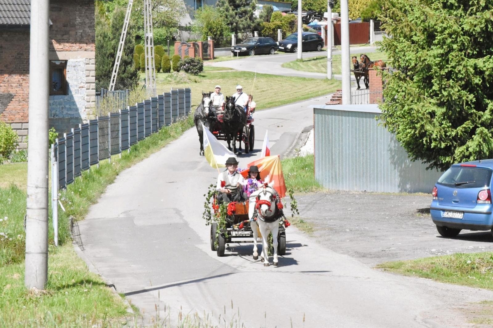 Zdjęcie w galerii na portalu naszwodzislaw.com: Procesja na otwarcie sezonu konnego w gminie Godów [FOTO] wiadomości z regionu