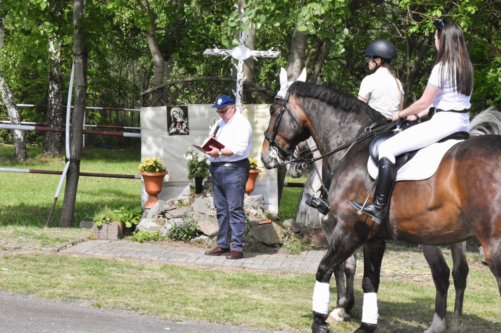 Zdjęcie w galerii na portalu naszwodzislaw.com: Procesja na otwarcie sezonu konnego w gminie Godów [FOTO] wiadomości z regionu