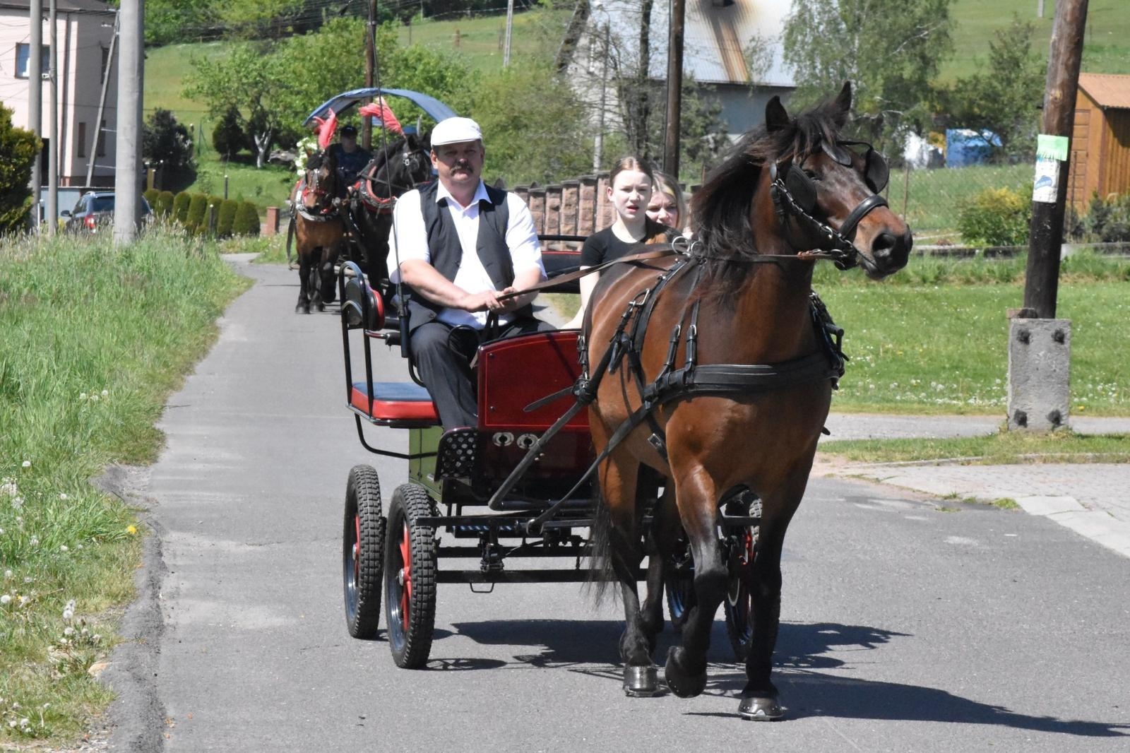 Zdjęcie w galerii na portalu naszwodzislaw.com: Procesja na otwarcie sezonu konnego w gminie Godów [FOTO] wiadomości z regionu