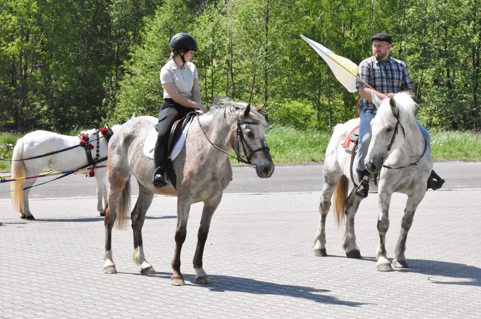 Zdjęcie w galerii na portalu naszwodzislaw.com: Procesja na otwarcie sezonu konnego w gminie Godów [FOTO] wiadomości z regionu