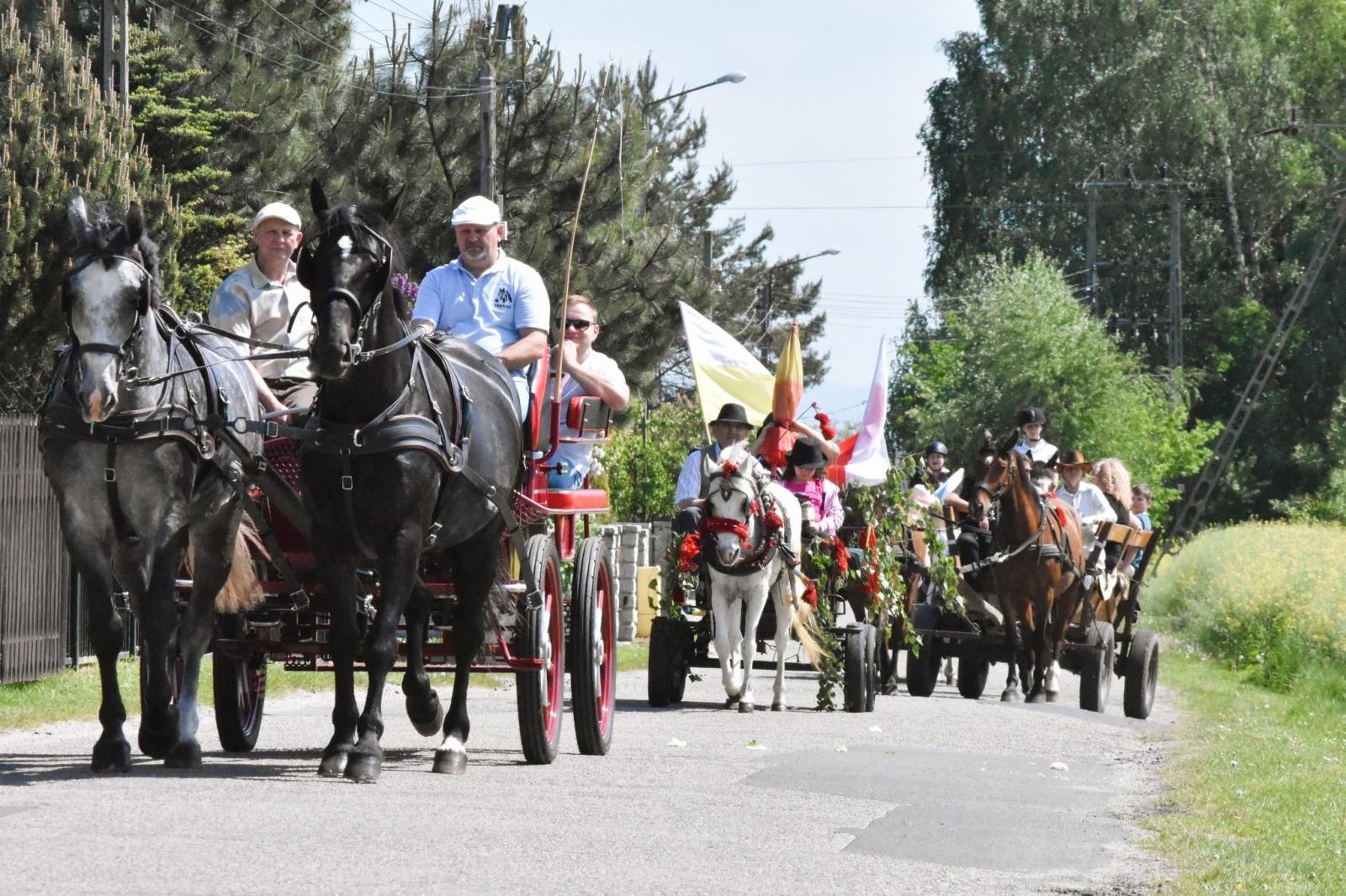 Zdjęcie w galerii na portalu naszwodzislaw.com: Procesja na otwarcie sezonu konnego w gminie Godów [FOTO] wiadomości z regionu
