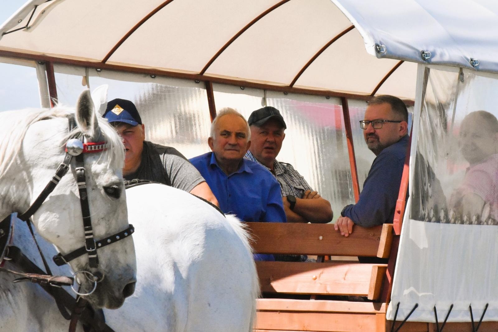 Zdjęcie w galerii na portalu naszwodzislaw.com: Procesja na otwarcie sezonu konnego w gminie Godów [FOTO] wiadomości z regionu