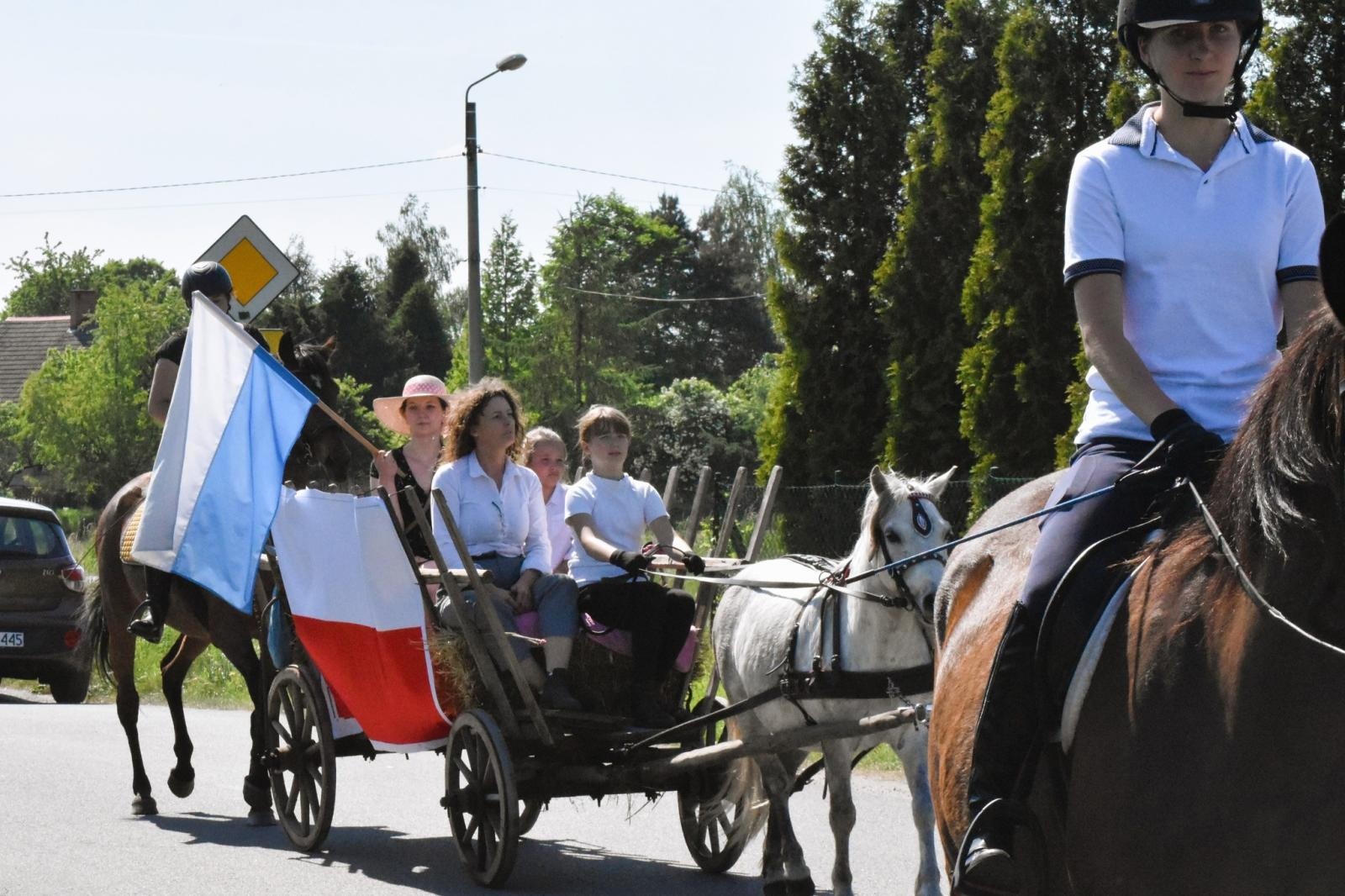 Zdjęcie w galerii na portalu naszwodzislaw.com: Procesja na otwarcie sezonu konnego w gminie Godów [FOTO] wiadomości z regionu