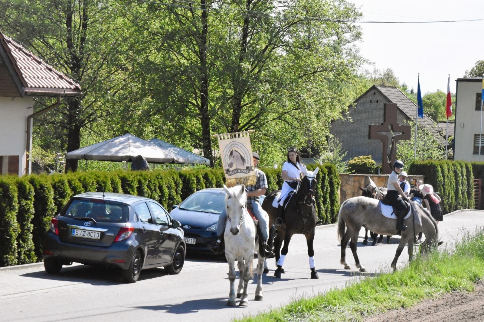 Zdjęcie w galerii na portalu naszwodzislaw.com: Procesja na otwarcie sezonu konnego w gminie Godów [FOTO] wiadomości z regionu
