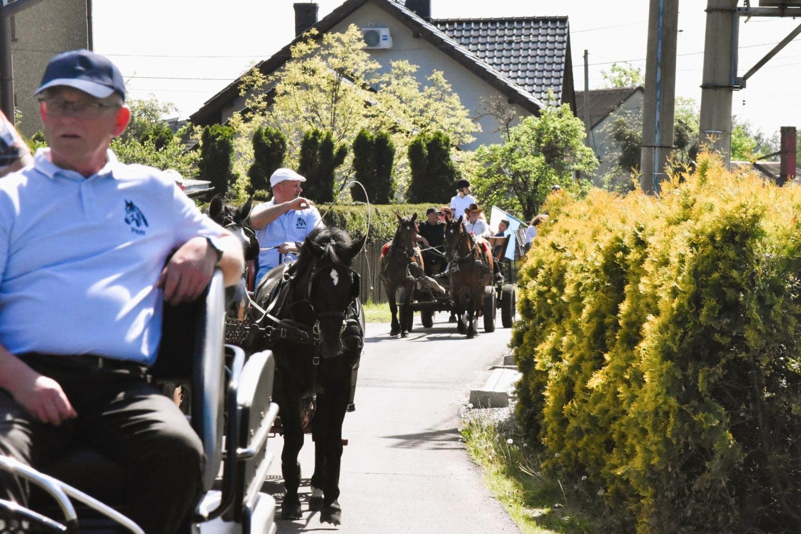Zdjęcie w galerii na portalu naszwodzislaw.com: Procesja na otwarcie sezonu konnego w gminie Godów [FOTO] wiadomości z regionu