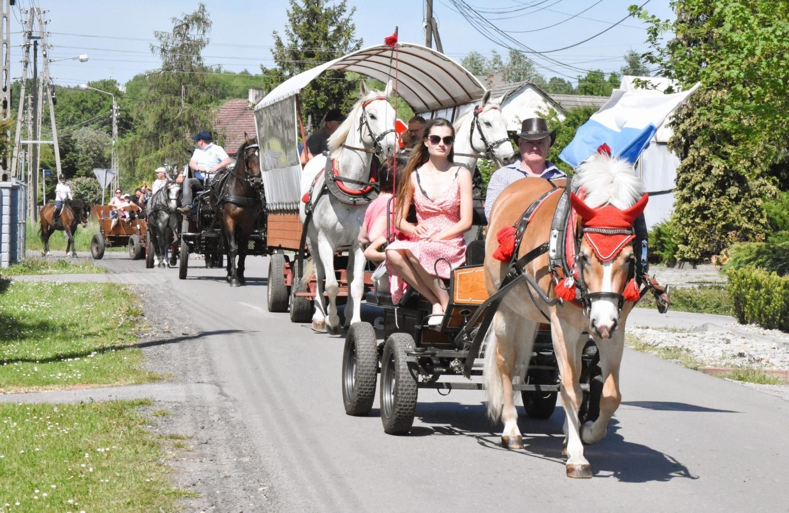 Zdjęcie w galerii na portalu naszwodzislaw.com: Procesja na otwarcie sezonu konnego w gminie Godów [FOTO] wiadomości z regionu