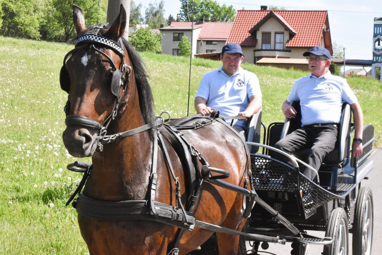 Zdjęcie w galerii na portalu naszwodzislaw.com: Procesja na otwarcie sezonu konnego w gminie Godów [FOTO] wiadomości z regionu