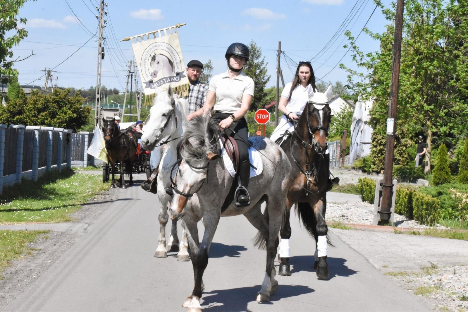 Zdjęcie w galerii na portalu naszwodzislaw.com: Procesja na otwarcie sezonu konnego w gminie Godów [FOTO] wiadomości z regionu