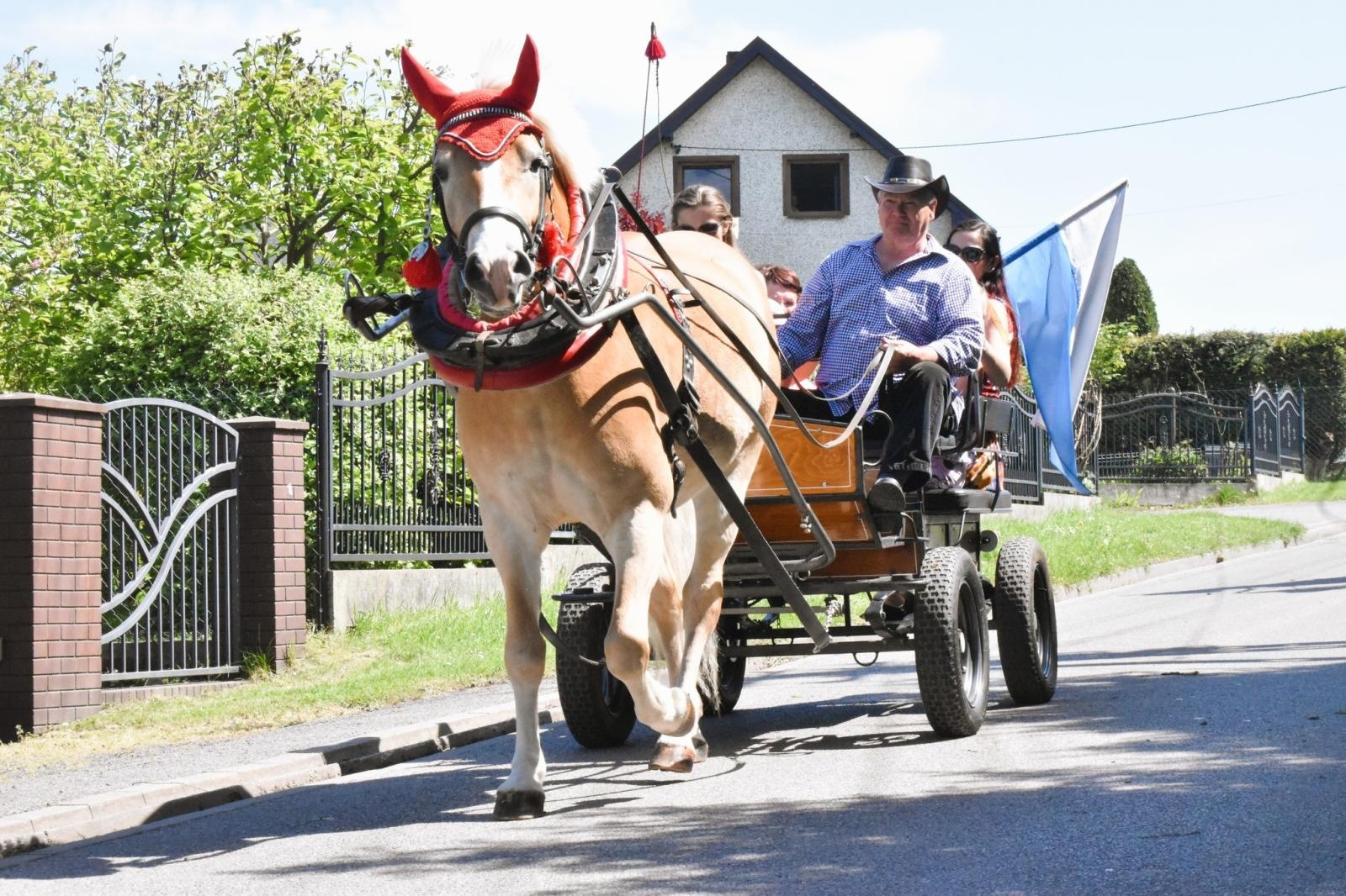 Zdjęcie w galerii na portalu naszwodzislaw.com: Procesja na otwarcie sezonu konnego w gminie Godów [FOTO] wiadomości z regionu