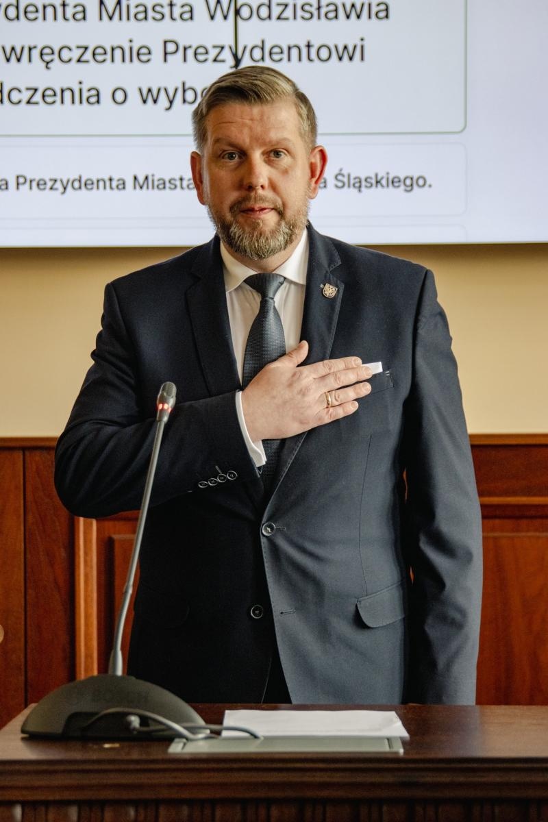 Zdjęcie w galerii na portalu naszwodzislaw.com: Pierwsza sesja kadencji 2024-2029 w Wodzisławiu Śląskim za nami. Ślubowali radni i prezydent [FOTO] wiadomości z regionu