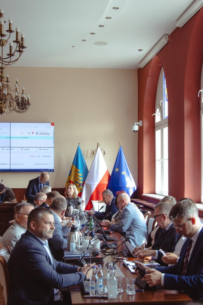 Zdjęcie w galerii na portalu naszwodzislaw.com: Pierwsza sesja kadencji 2024-2029 w Wodzisławiu Śląskim za nami. Ślubowali radni i prezydent [FOTO] wiadomości z regionu