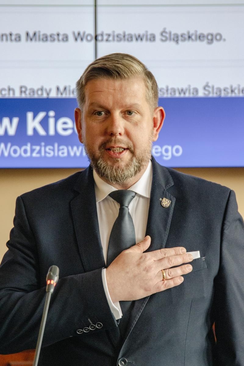 Zdjęcie w galerii na portalu naszwodzislaw.com: Pierwsza sesja kadencji 2024-2029 w Wodzisławiu Śląskim za nami. Ślubowali radni i prezydent [FOTO] wiadomości z regionu