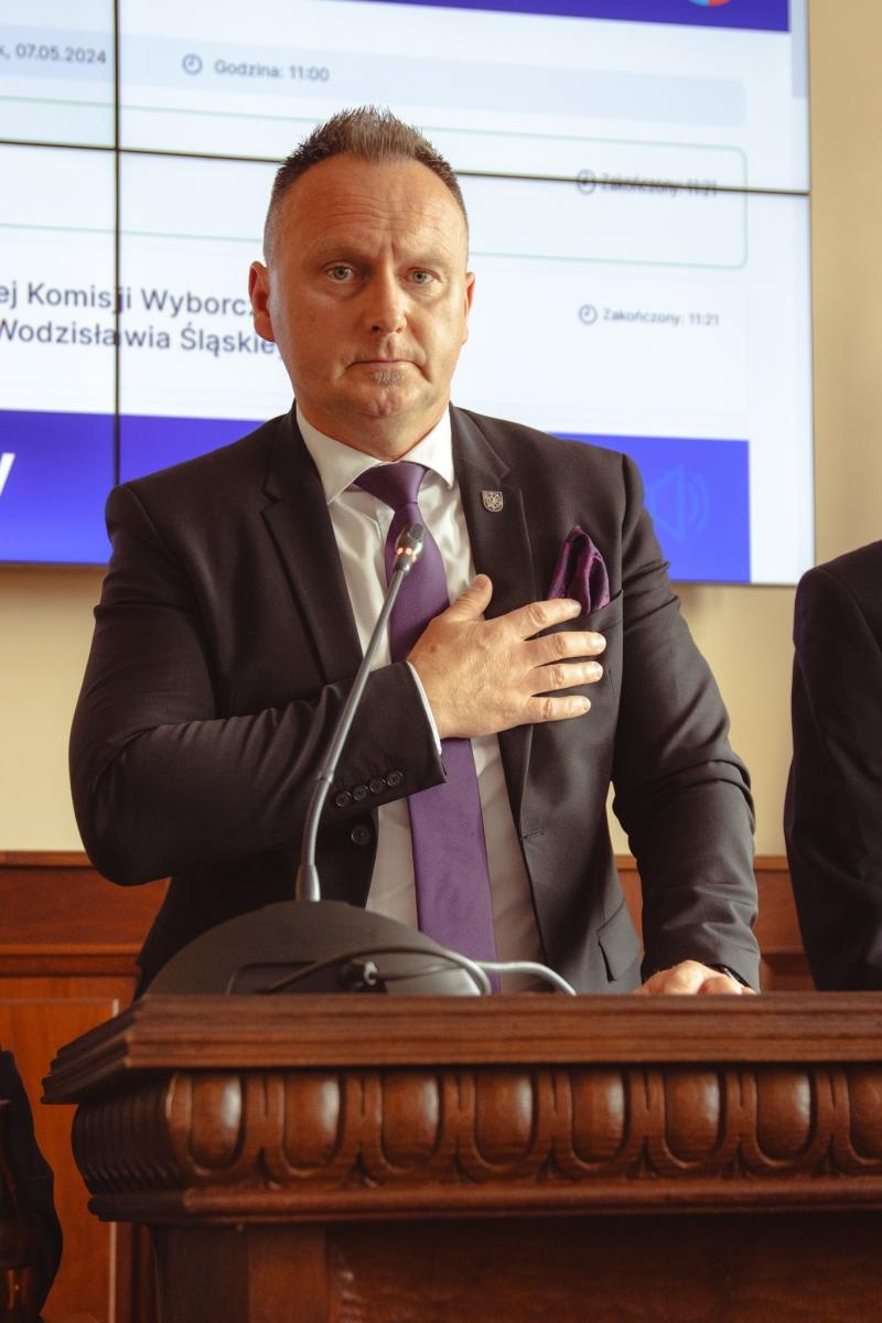Zdjęcie w galerii na portalu naszwodzislaw.com: Pierwsza sesja kadencji 2024-2029 w Wodzisławiu Śląskim za nami. Ślubowali radni i prezydent [FOTO] wiadomości z regionu