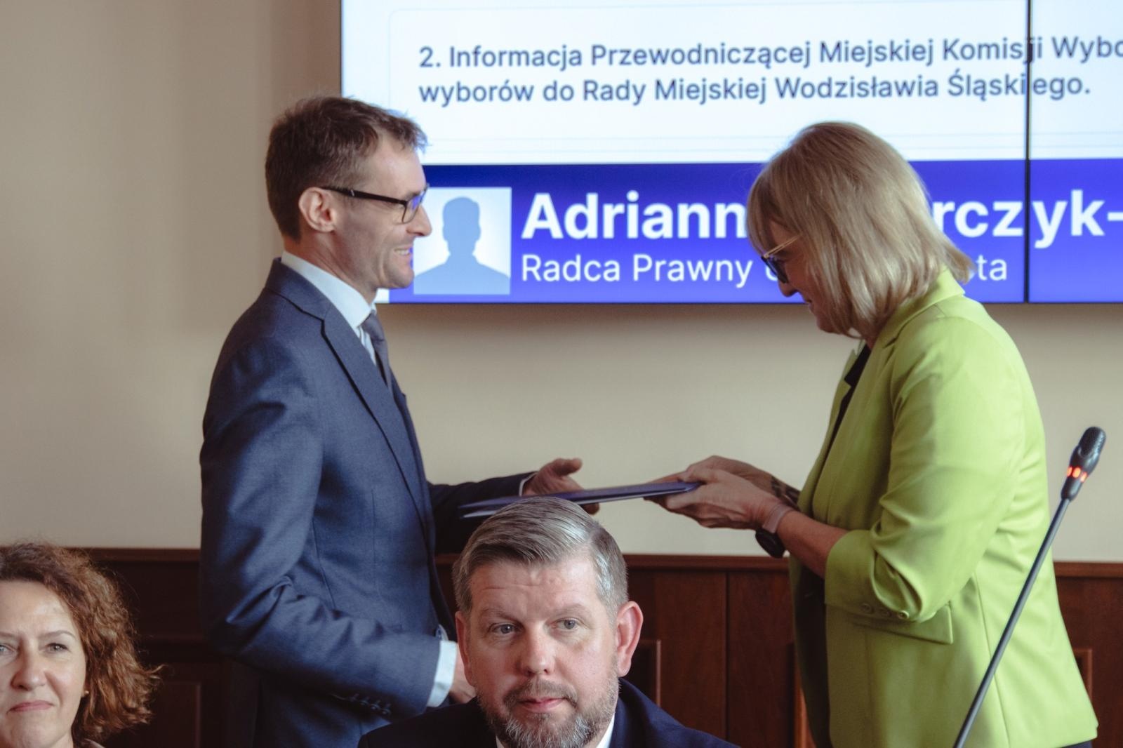 Zdjęcie w galerii na portalu naszwodzislaw.com: Pierwsza sesja kadencji 2024-2029 w Wodzisławiu Śląskim za nami. Ślubowali radni i prezydent [FOTO] wiadomości z regionu