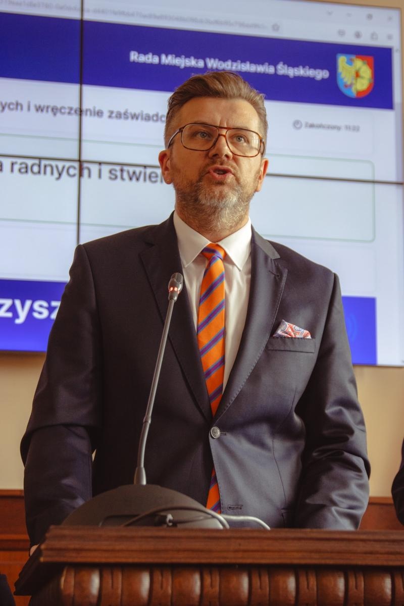 Zdjęcie w galerii na portalu naszwodzislaw.com: Pierwsza sesja kadencji 2024-2029 w Wodzisławiu Śląskim za nami. Ślubowali radni i prezydent [FOTO] wiadomości z regionu