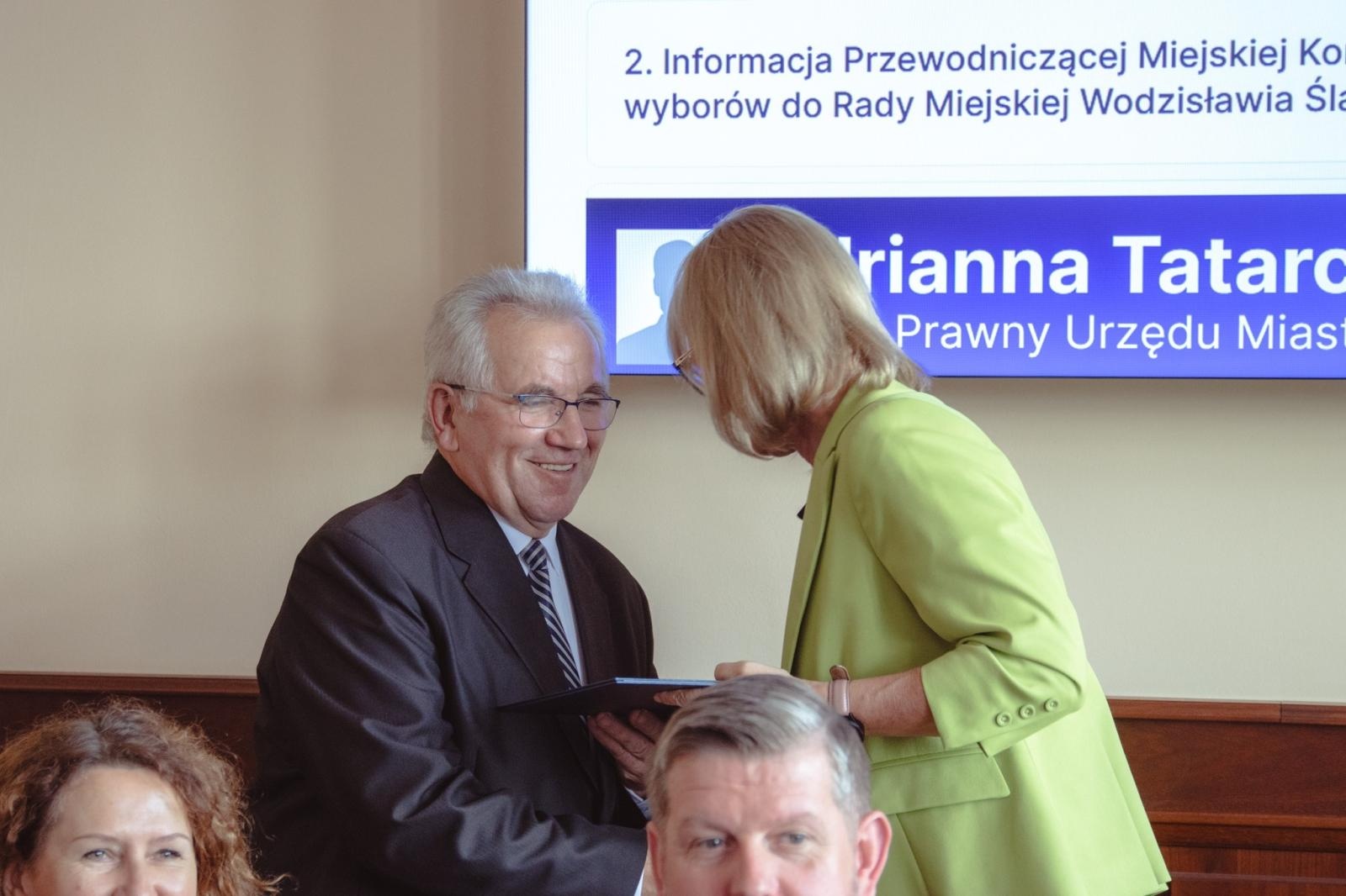 Zdjęcie w galerii na portalu naszwodzislaw.com: Pierwsza sesja kadencji 2024-2029 w Wodzisławiu Śląskim za nami. Ślubowali radni i prezydent [FOTO] wiadomości z regionu