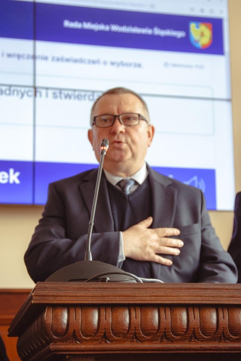 Zdjęcie w galerii na portalu naszwodzislaw.com: Pierwsza sesja kadencji 2024-2029 w Wodzisławiu Śląskim za nami. Ślubowali radni i prezydent [FOTO] wiadomości z regionu