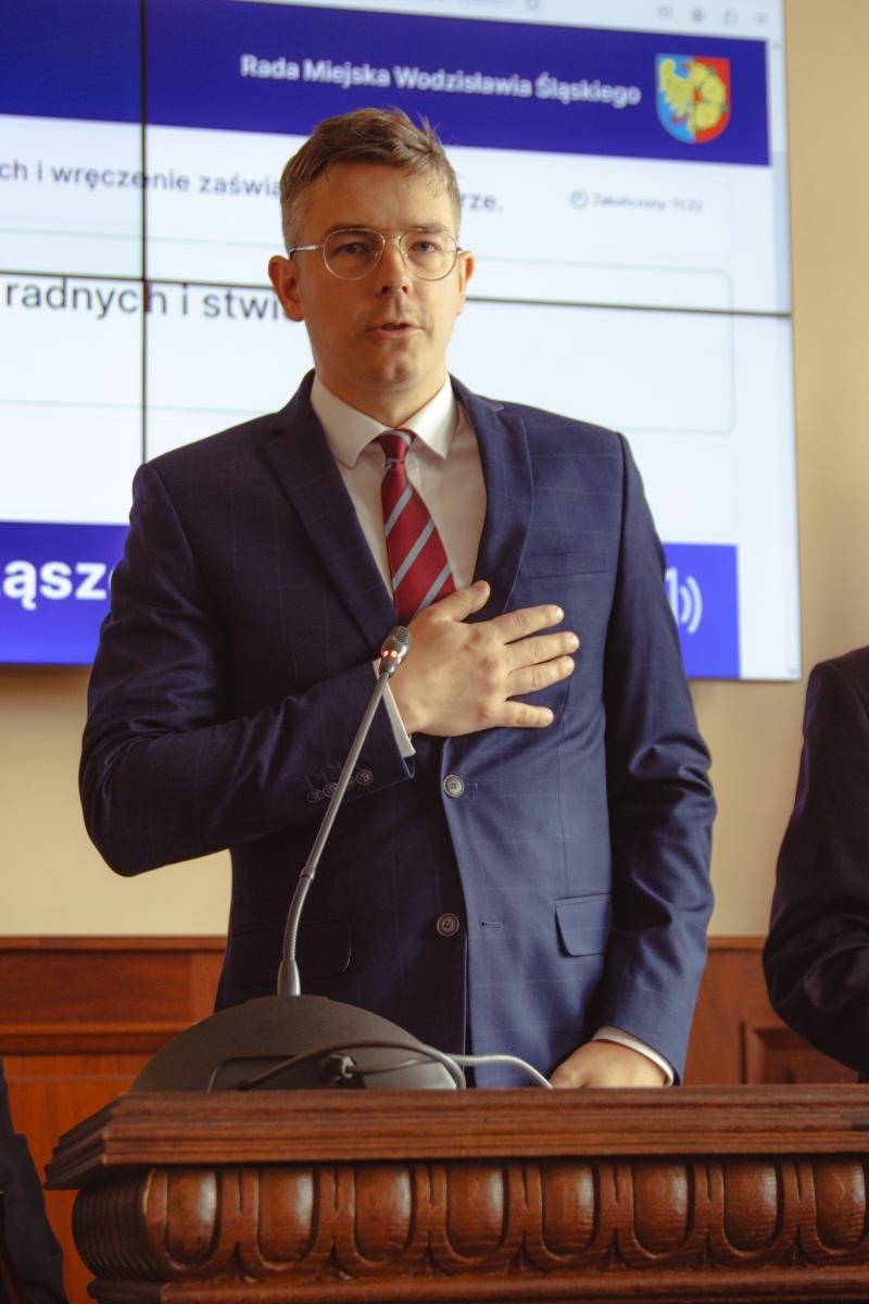 Zdjęcie w galerii na portalu naszwodzislaw.com: Pierwsza sesja kadencji 2024-2029 w Wodzisławiu Śląskim za nami. Ślubowali radni i prezydent [FOTO] wiadomości z regionu