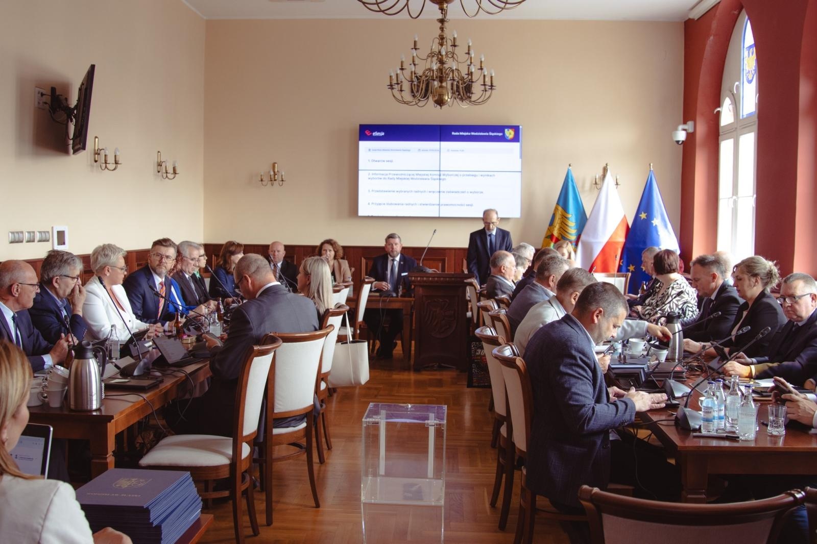 Zdjęcie w galerii na portalu naszwodzislaw.com: Pierwsza sesja kadencji 2024-2029 w Wodzisławiu Śląskim za nami. Ślubowali radni i prezydent [FOTO] wiadomości z regionu