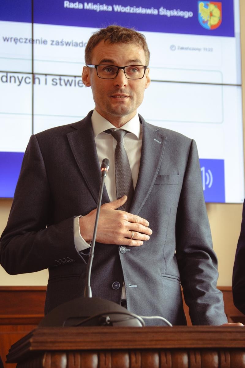 Zdjęcie w galerii na portalu naszwodzislaw.com: Pierwsza sesja kadencji 2024-2029 w Wodzisławiu Śląskim za nami. Ślubowali radni i prezydent [FOTO] wiadomości z regionu