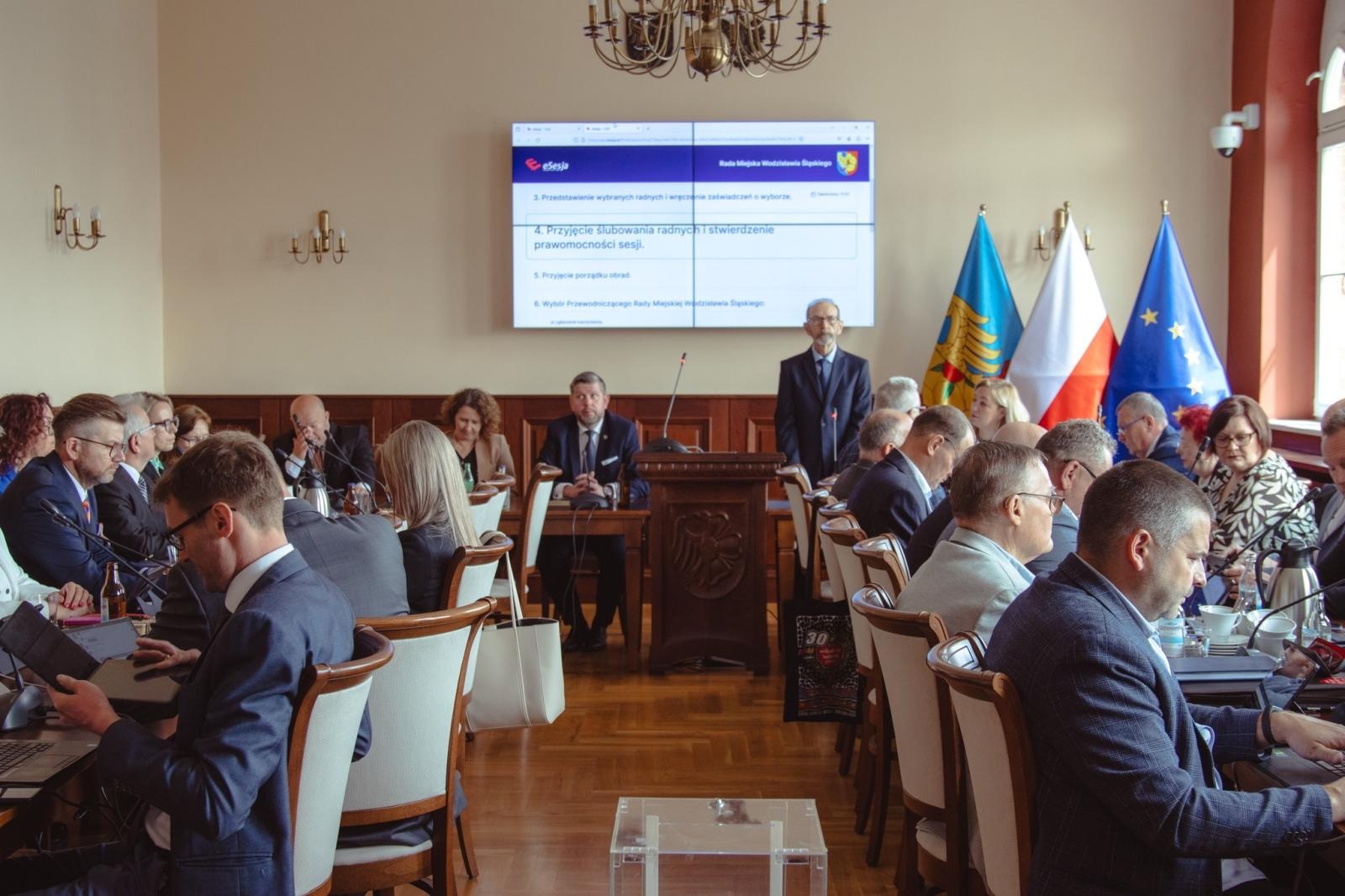 Zdjęcie w galerii na portalu naszwodzislaw.com: Pierwsza sesja kadencji 2024-2029 w Wodzisławiu Śląskim za nami. Ślubowali radni i prezydent [FOTO] wiadomości z regionu