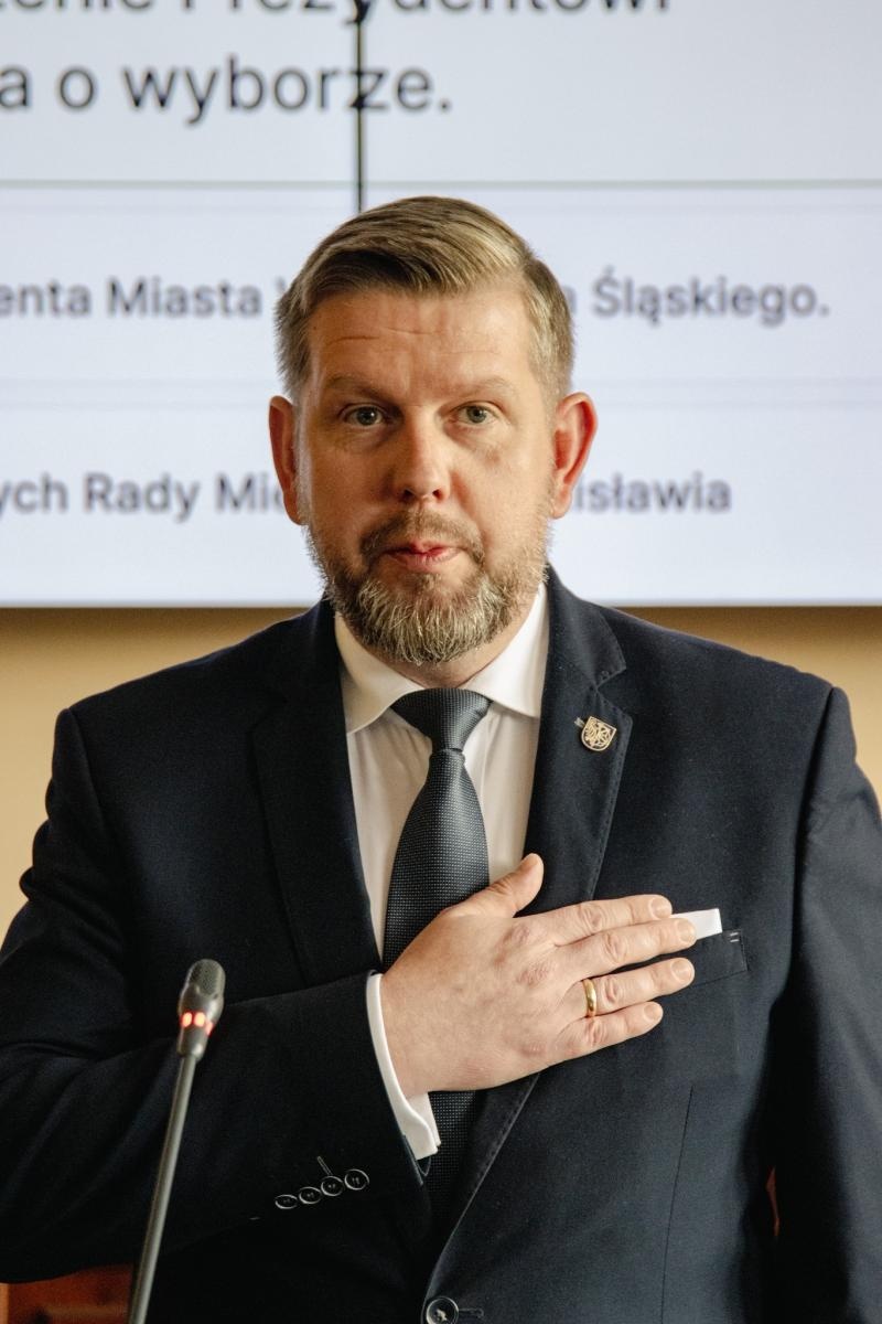 Zdjęcie w galerii na portalu naszwodzislaw.com: Pierwsza sesja kadencji 2024-2029 w Wodzisławiu Śląskim za nami. Ślubowali radni i prezydent [FOTO] wiadomości z regionu