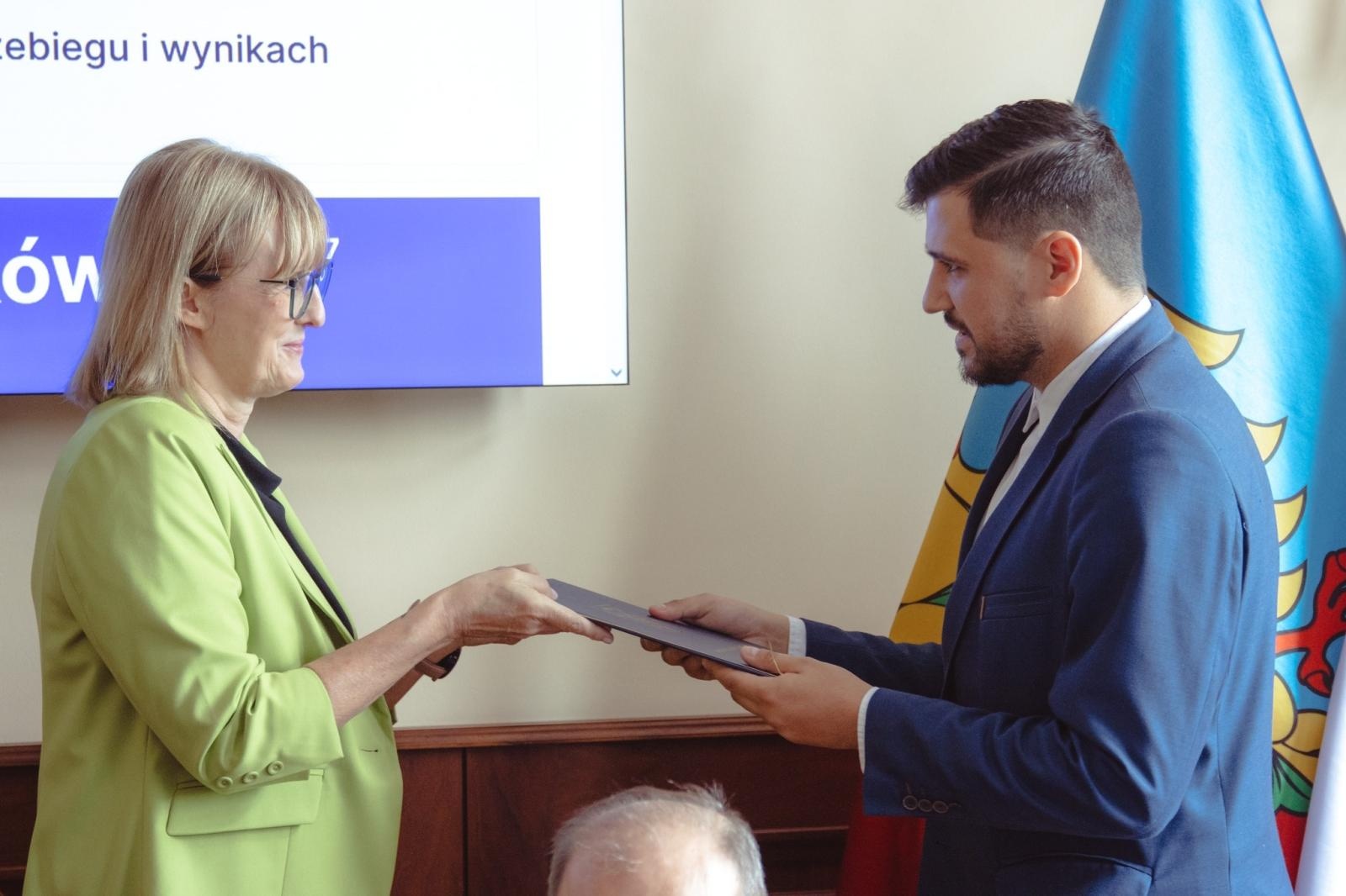 Zdjęcie w galerii na portalu naszwodzislaw.com: Pierwsza sesja kadencji 2024-2029 w Wodzisławiu Śląskim za nami. Ślubowali radni i prezydent [FOTO] wiadomości z regionu