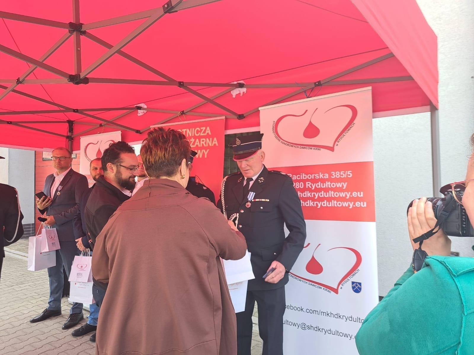 Zdjęcie w galerii na portalu naszwodzislaw.com: II Mundurowa Kropla Krwi w Rydułtowach. Honorowi dawcy odznaczeni [FOTO] wiadomości z regionu