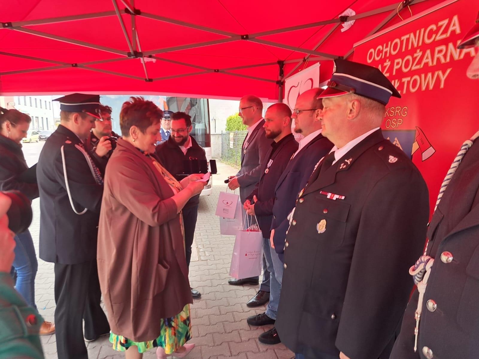 Zdjęcie w galerii na portalu naszwodzislaw.com: II Mundurowa Kropla Krwi w Rydułtowach. Honorowi dawcy odznaczeni [FOTO] wiadomości z regionu