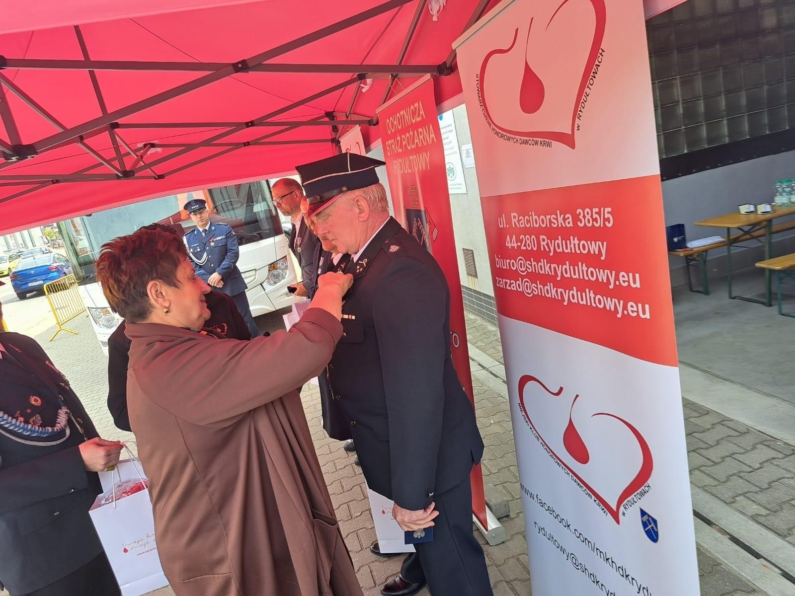 Zdjęcie w galerii na portalu naszwodzislaw.com: II Mundurowa Kropla Krwi w Rydułtowach. Honorowi dawcy odznaczeni [FOTO] wiadomości z regionu