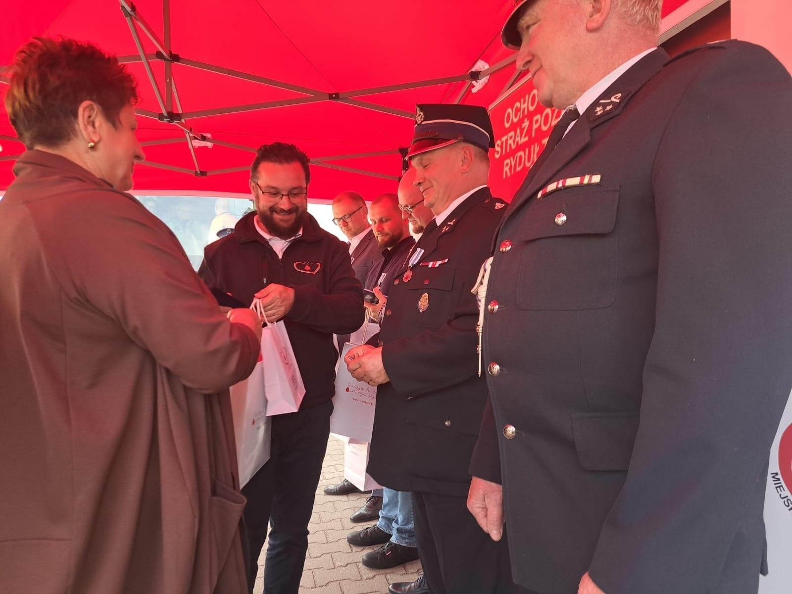 Zdjęcie w galerii na portalu naszwodzislaw.com: II Mundurowa Kropla Krwi w Rydułtowach. Honorowi dawcy odznaczeni [FOTO] wiadomości z regionu