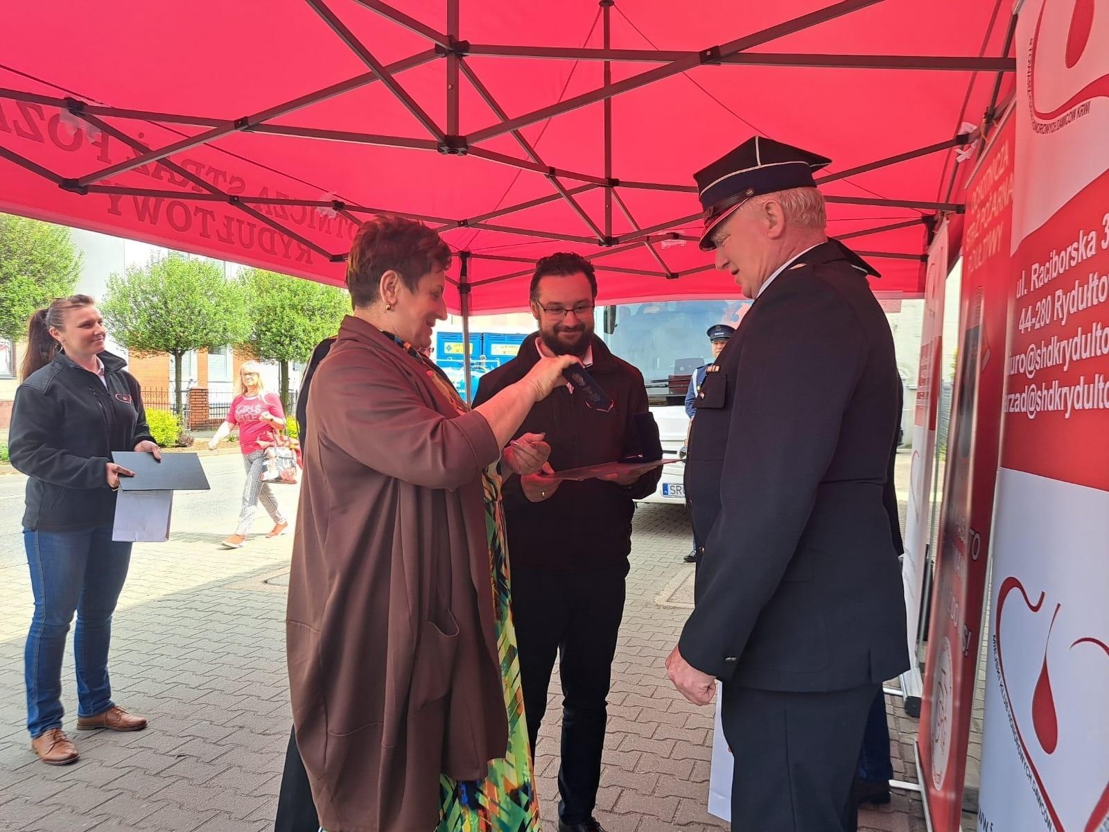 Zdjęcie w galerii na portalu naszwodzislaw.com: II Mundurowa Kropla Krwi w Rydułtowach. Honorowi dawcy odznaczeni [FOTO] wiadomości z regionu