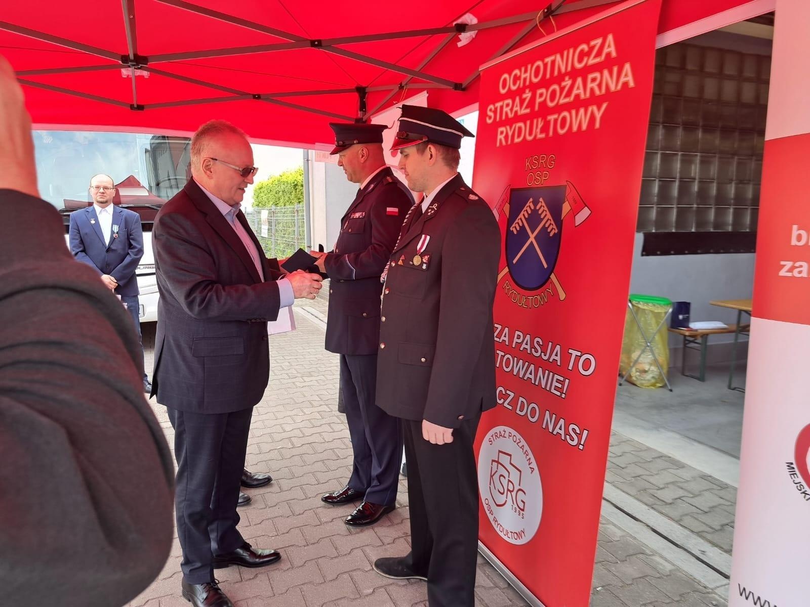 Zdjęcie w galerii na portalu naszwodzislaw.com: II Mundurowa Kropla Krwi w Rydułtowach. Honorowi dawcy odznaczeni [FOTO] wiadomości z regionu