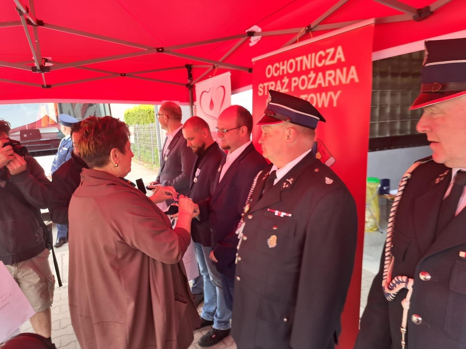 Zdjęcie w galerii na portalu naszwodzislaw.com: II Mundurowa Kropla Krwi w Rydułtowach. Honorowi dawcy odznaczeni [FOTO] wiadomości z regionu