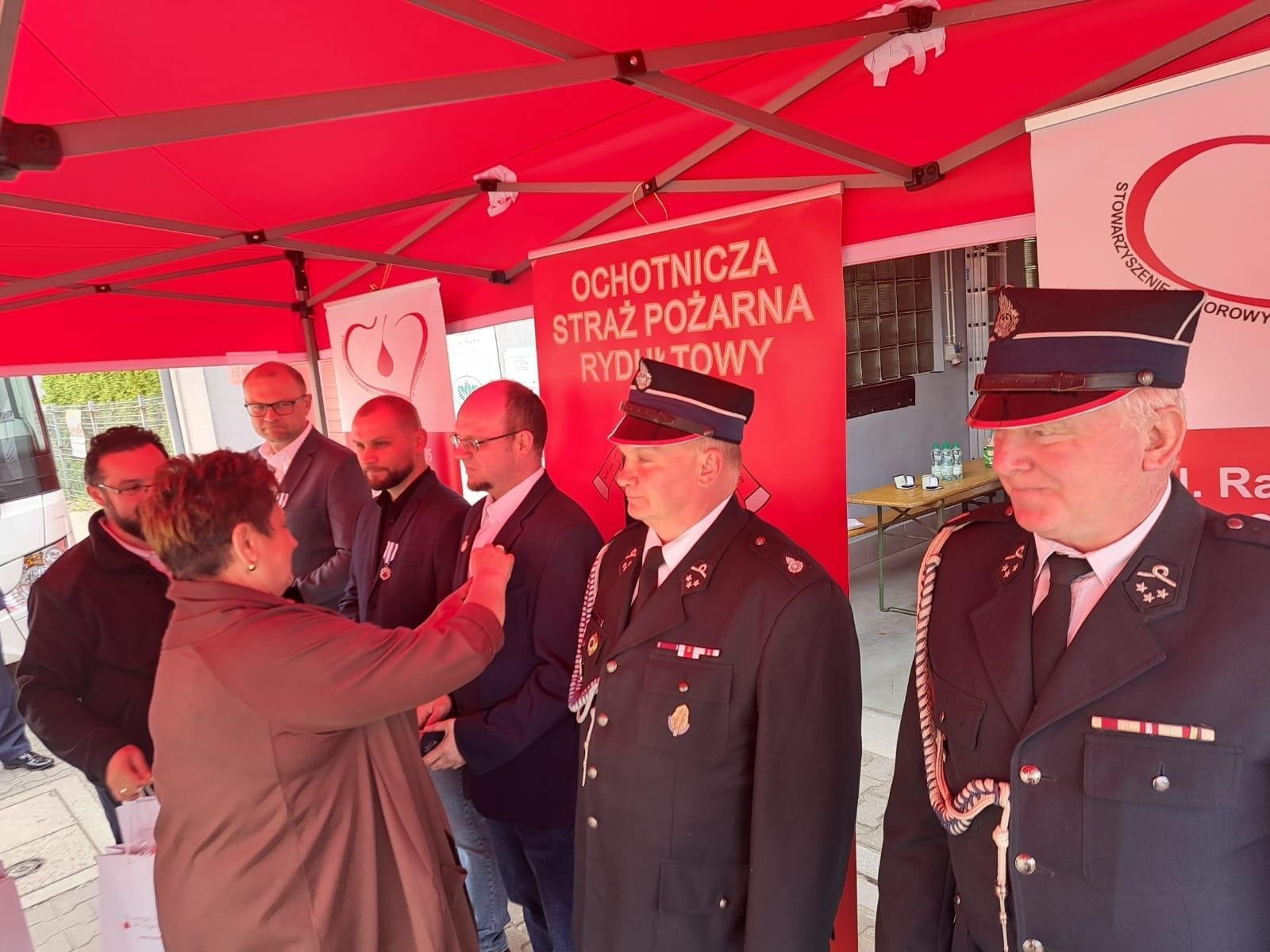 Zdjęcie w galerii na portalu naszwodzislaw.com: II Mundurowa Kropla Krwi w Rydułtowach. Honorowi dawcy odznaczeni [FOTO] wiadomości z regionu