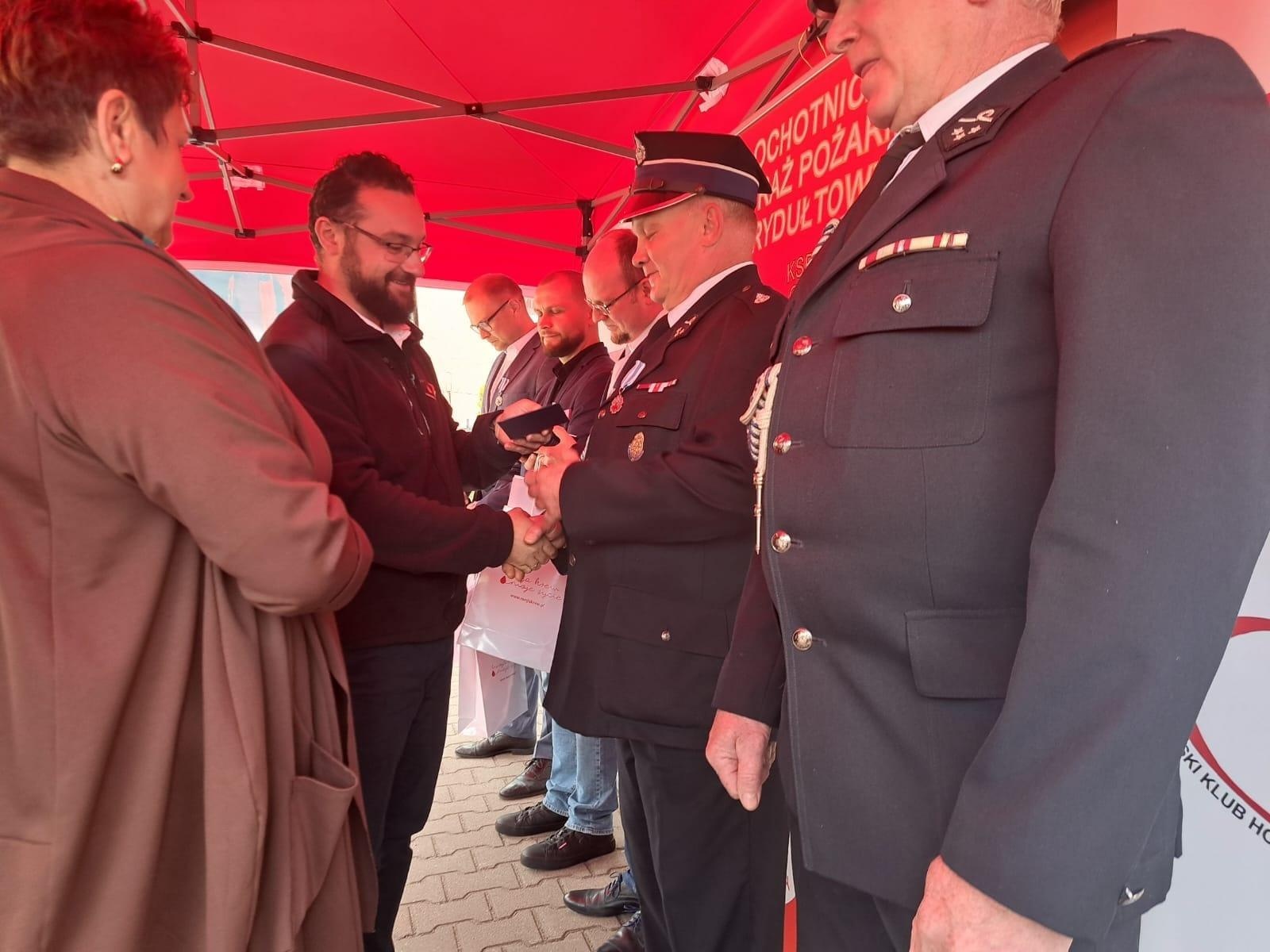 Zdjęcie w galerii na portalu naszwodzislaw.com: II Mundurowa Kropla Krwi w Rydułtowach. Honorowi dawcy odznaczeni [FOTO] wiadomości z regionu