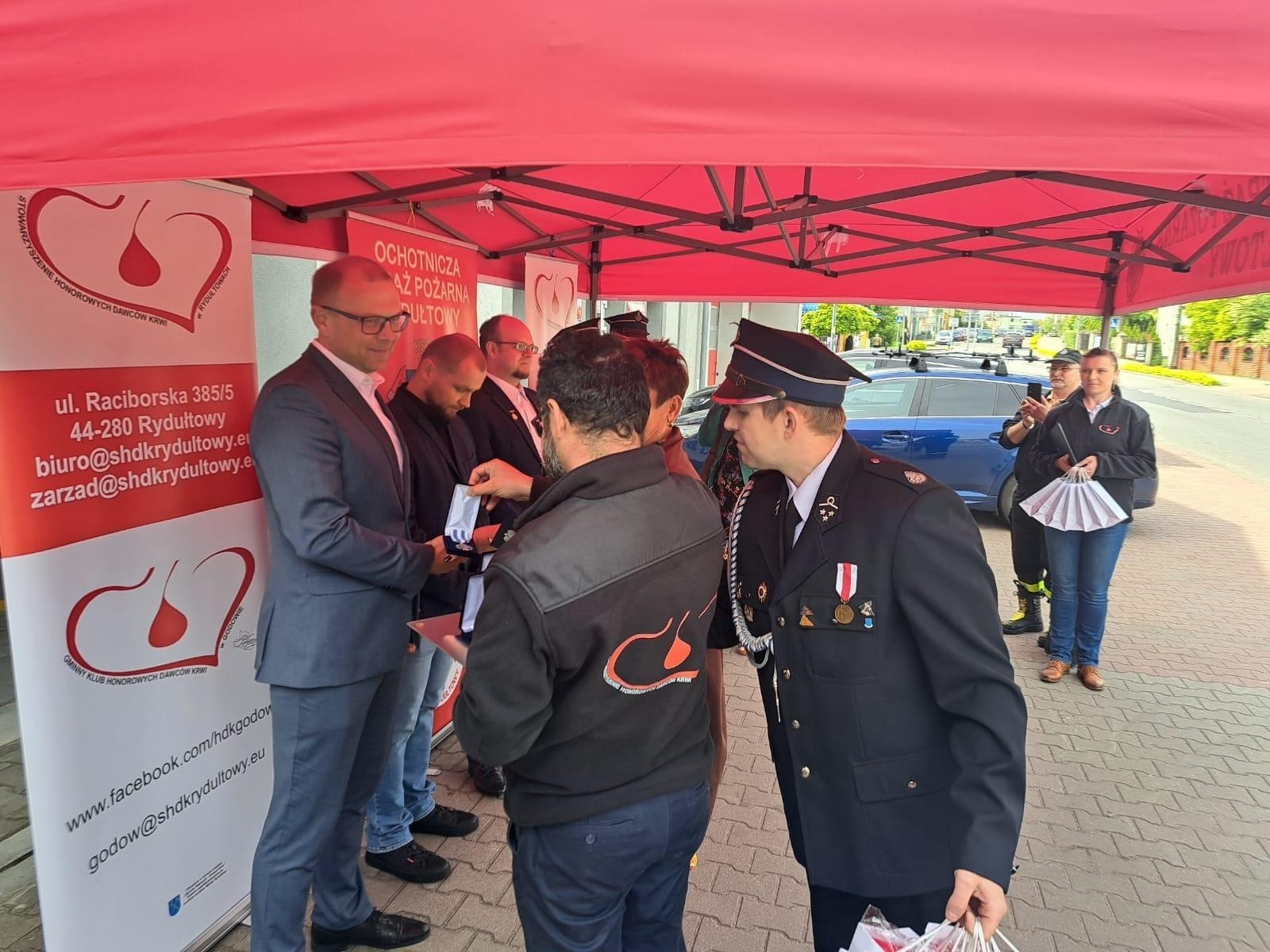 Zdjęcie w galerii na portalu naszwodzislaw.com: II Mundurowa Kropla Krwi w Rydułtowach. Honorowi dawcy odznaczeni [FOTO] wiadomości z regionu